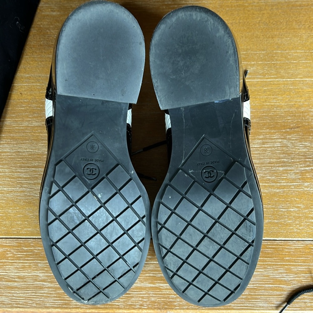 CHANEL Black and White Oxfords with Glossy Finish - Picture 4 of 6